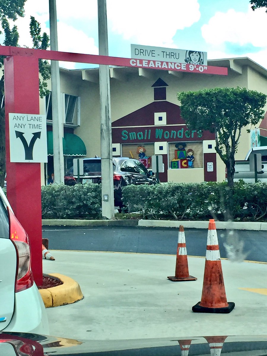 _alo89's tweet photo. I avoid this Wendys!! RT @ForeverTena: Any lane, any time. Except now. #wendysproblems @Wendys https://t.co/N8tjWAcVCe