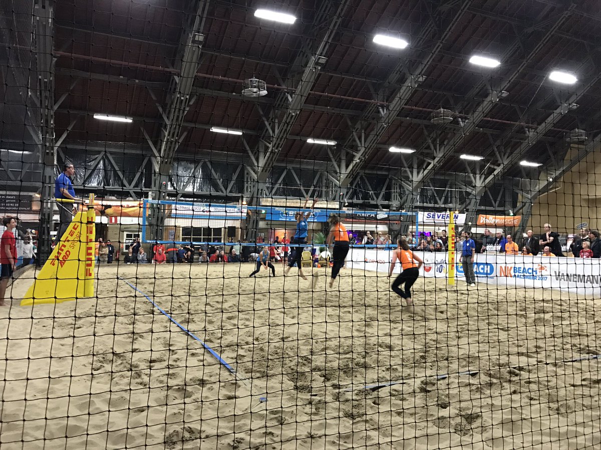 Leuk!! #NKBeachIndoor in <a href="/BeachAalsmeer/">The Beach</a>. De ene na de andere mooie actie! Morgen finales! Debuut <a href="/ManonnieNF/">ManonNummerdorFlier</a> in t zand. Knap hoor! #karakter