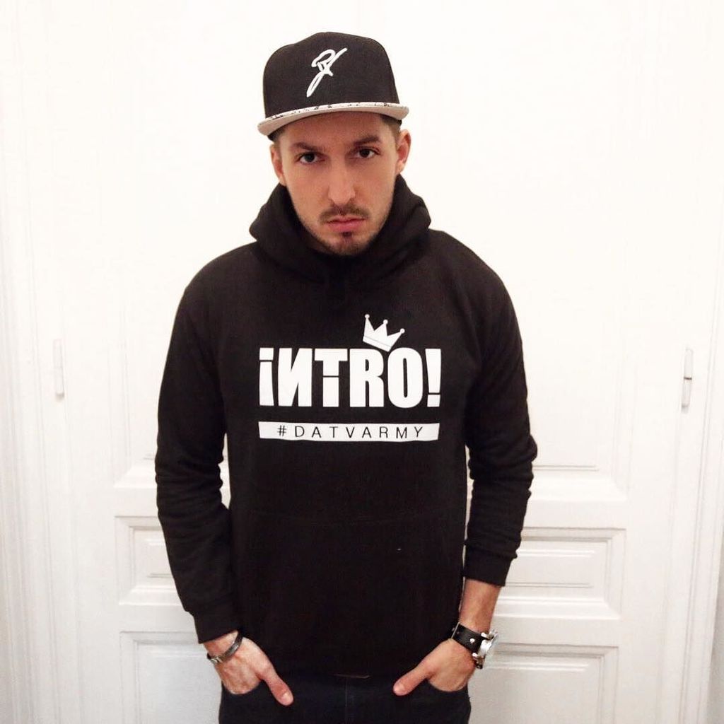 NFTProDrops's tweet photo. #INTROKING 👑
Den freshen Hoodie gibt's im @datvshop 💯#GönnDir
#datvarmy #lifestyle #menst… https://t.co/Limk7NyGUb https://t.co/rfuAxswu3w