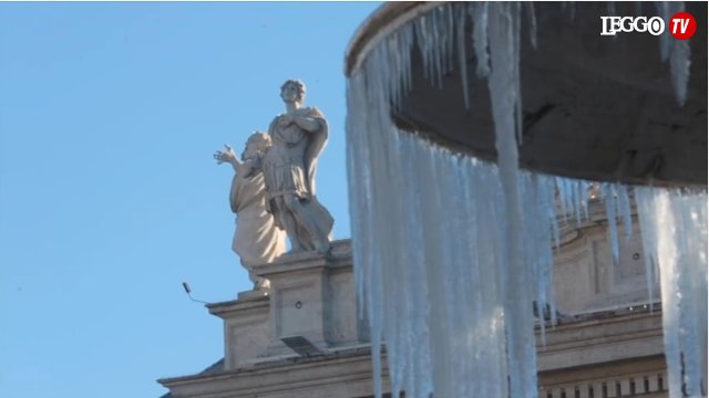 leggoit's tweet photo. #Roma sotto zero, lo spettacolo delle fontane ghiacciate #freddopolare https://t.co/KoTSlYikC5 https://t.co/NvoW97lvJG
