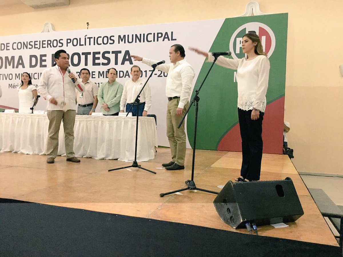 DHAnduze's tweet photo. TOMA DE PROTESTA DE LA DIRIGENCIA 2017-2020 DEL @CDMPRI_Merida ¡enhorabuena @JorgeEsquivelM @LinEscoffie vamos con todo #SomosPRI 👍🏻🎉 https://t.co/khGV65J725