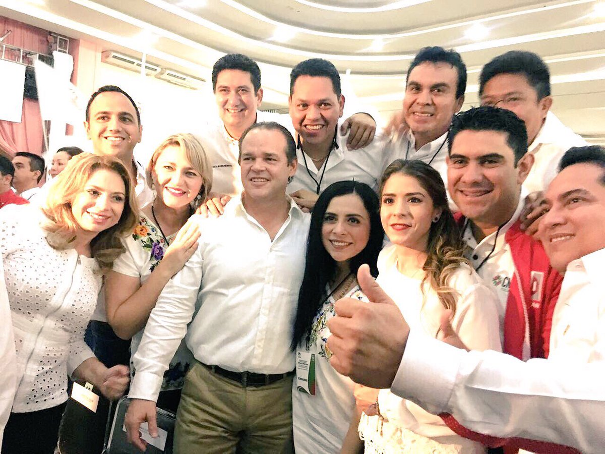 DHAnduze's tweet photo. TOMA DE PROTESTA DE LA DIRIGENCIA 2017-2020 DEL @CDMPRI_Merida ¡enhorabuena @JorgeEsquivelM @LinEscoffie vamos con todo #SomosPRI 👍🏻🎉 https://t.co/khGV65J725