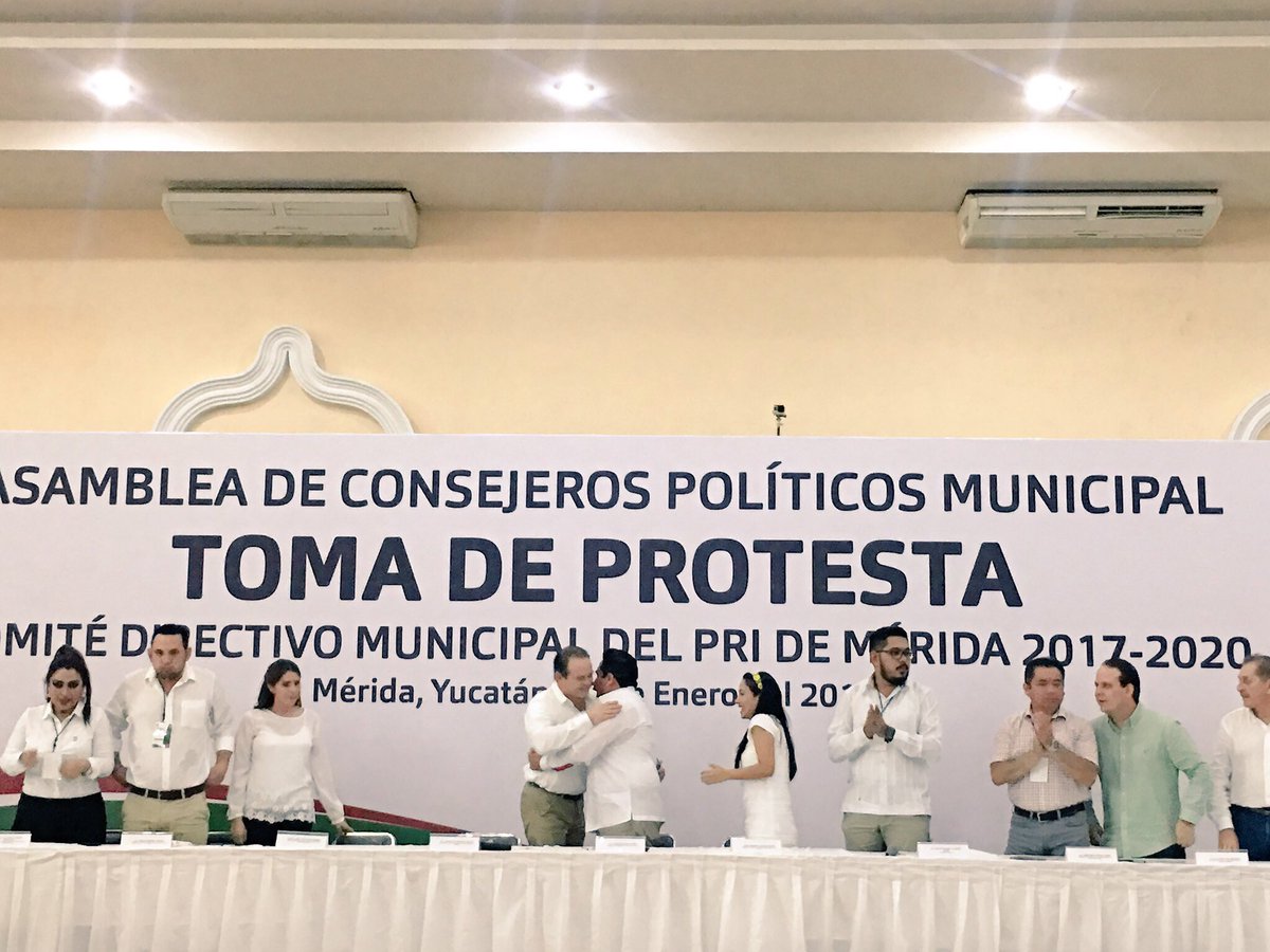 DHAnduze's tweet photo. TOMA DE PROTESTA DE LA DIRIGENCIA 2017-2020 DEL @CDMPRI_Merida ¡enhorabuena @JorgeEsquivelM @LinEscoffie vamos con todo #SomosPRI 👍🏻🎉 https://t.co/khGV65J725
