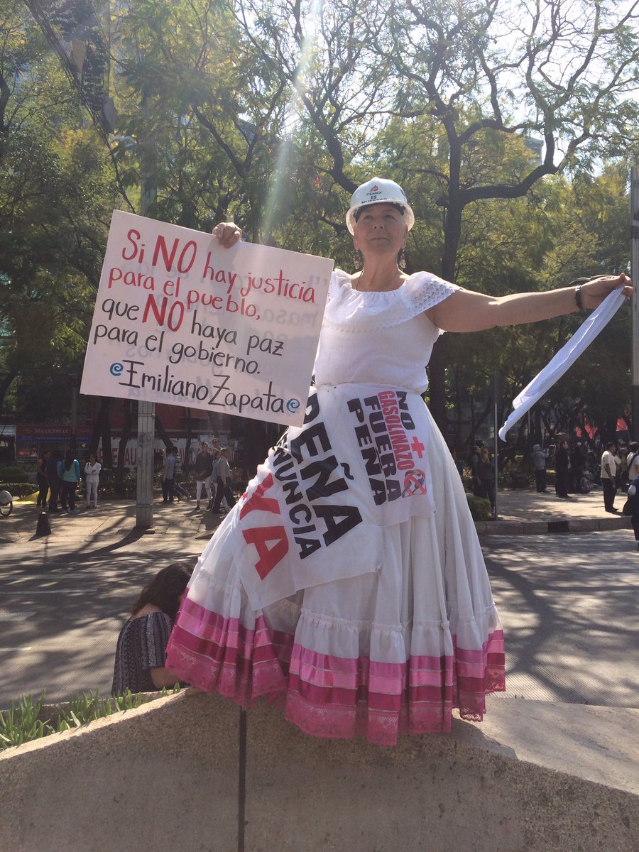la_melgoza's tweet photo. En el Angel con @padresolalinde a punto de empezar #NoAlGasolinazo @MadresPatriaMX @abrilalzaga @DeniseDresserG https://t.co/ujVGp8Ej8V