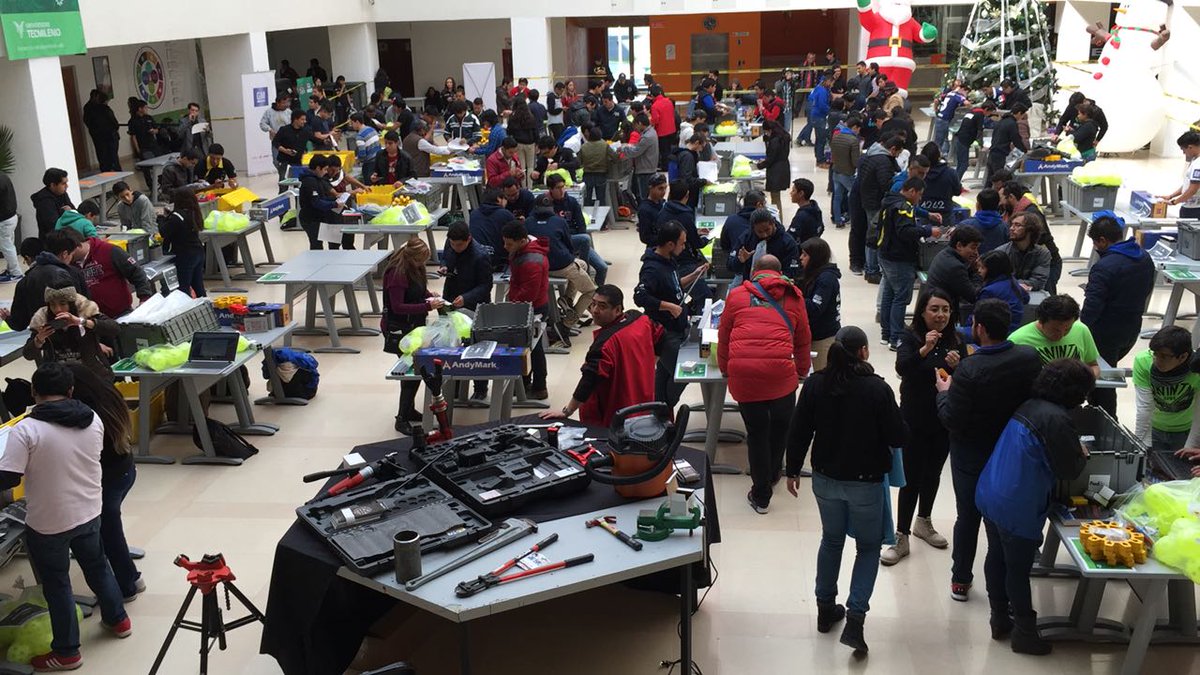 TecMilenio_MAZ's tweet photo. El equipo de robótica TeraVolts durante su participación en el Kick Off 2017. #TecmilenioFIRST #RetoFIRST https://t.co/kITWgUM6mq