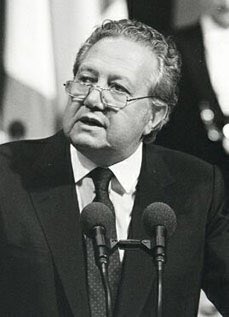Former PM #mariosoares died today. He made #Portugal a stable social - liberal democracy & strong NATO & EU partner aft carnation revolution