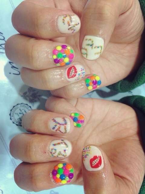 jb_dmy's tweet photo. ジャニーズWESTデビュー発表直後の近藤夏子のネイル
この時はまだ4人でデビューすると言ってたのでこれがジャニーズWESTイメージしてるとなると後で3人追加されるなどの裏事情を近藤夏子は重岡くんから聞いていた可能性あり(重岡くんは歯が特徴的) https://t.co/n78cm4Gdkc
