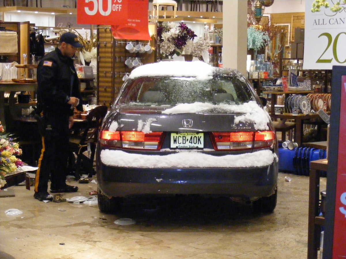 boydaloving's tweet photo. Car into Pier One Imports on Route 17 in Paramus, NJ #Paramus, #ParamusPD, #carintobuilding, #PierOneImports, #Route17crash https://t.co/j1ezO7MXOy