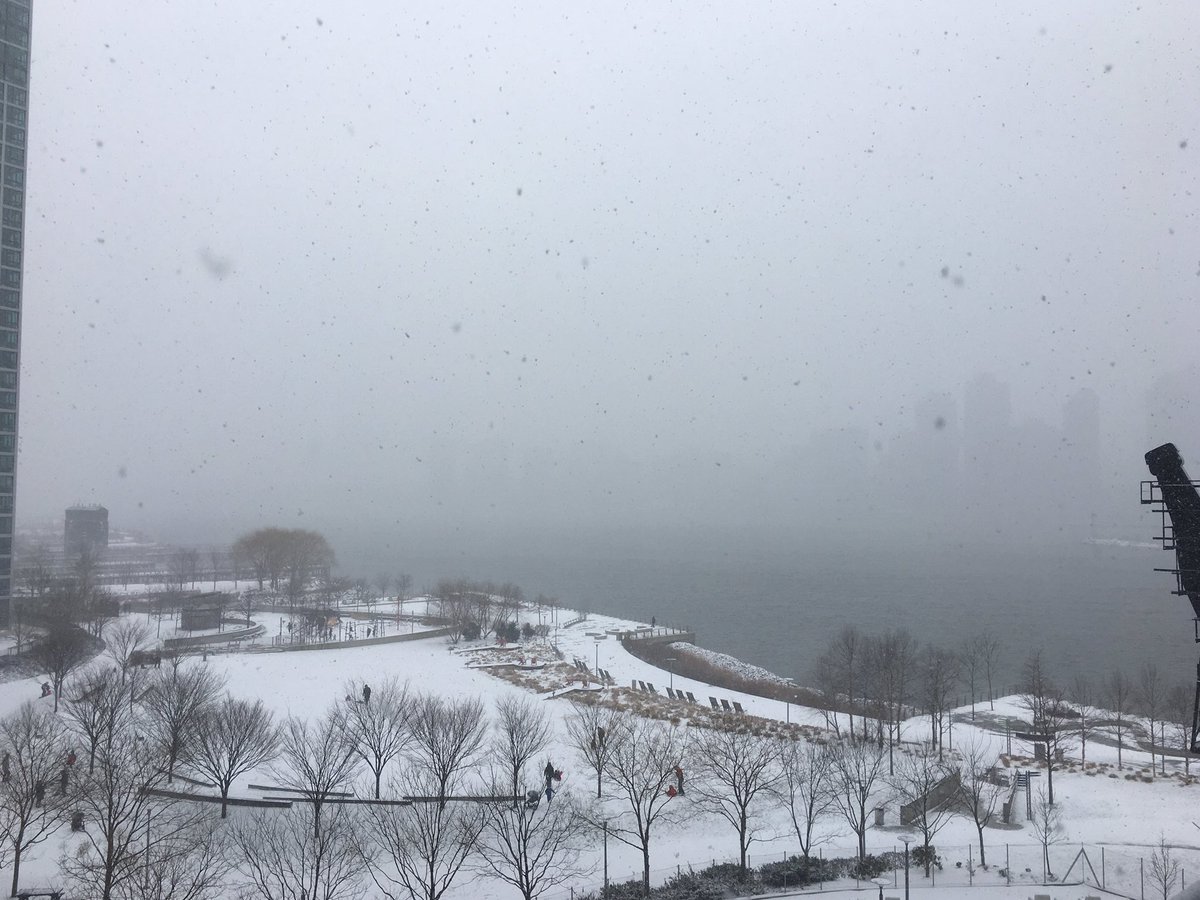 Katra1507's tweet photo. #snowday in #NewYorkcity #LICwaterview #luvsnow #ItsAmazingOutThere @WeatherNation @NY1weather #eastriver #whereisthecity https://t.co/aSPnQ8wMhp
