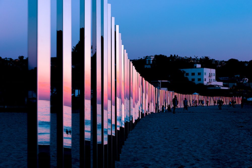 thisiscolossal's tweet image. A Quarter Mile of Reflective Poles Mirror the Changing Tides thisiscolossal.com/2017/01/poles-…