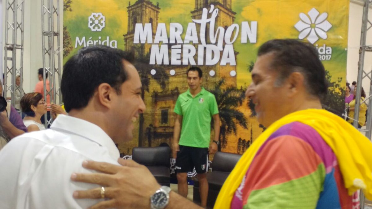 DeportesMerida_'s tweet photo. El Alcalde @MauVila visita la #ExpoMarathon para recoger su kit y saludar a los corredores del #MarathonMérida2017 del @AyuntaMerida https://t.co/LhCq44n4uR