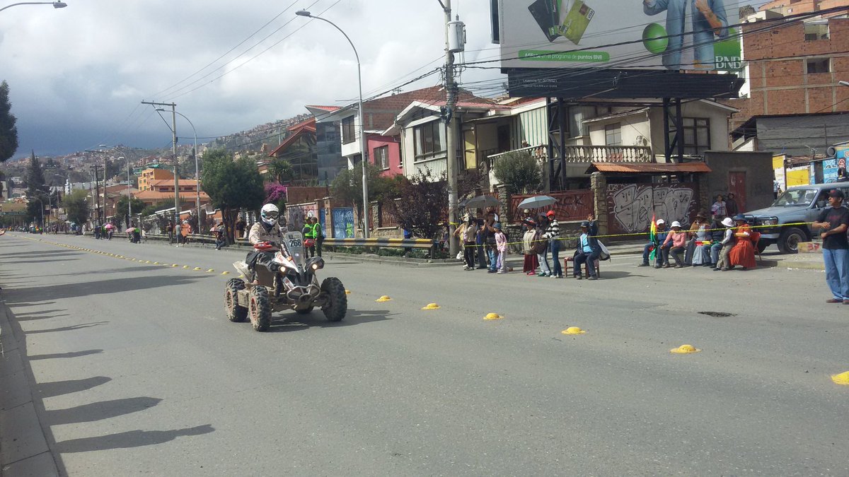 LaRazon_Bolivia's tweet photo. #Dakar2017
Competidores hacen su paso por la Avenida Roma en la zona de Obrajes de #LaPaz. Fotos: @IngrydMogro https://t.co/mPLyu5Cshu