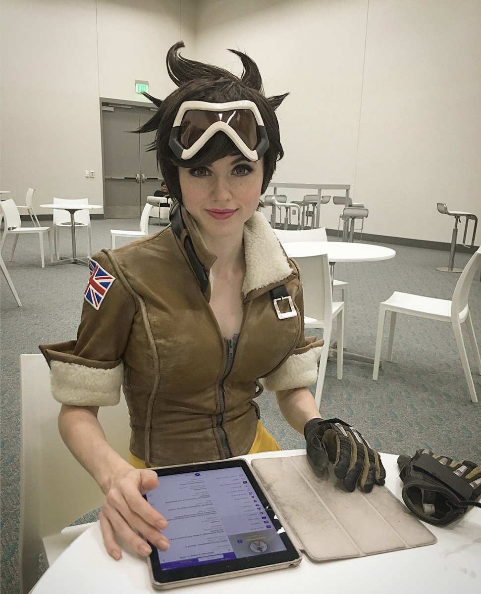 Amouranth 😈 Patreon On Twitter That Time Tracer Was At Twitchcon 