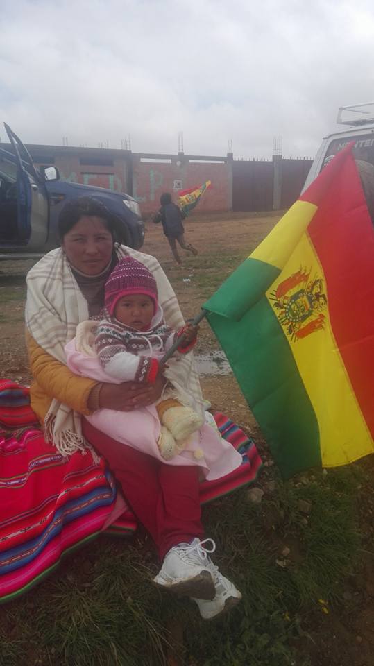 EnConexionbol's tweet photo. Tanto en #ElAlto como en #LaPaz dieron una gran bienvenida a los pilotos del #Dakar2017.

https://t.co/mYlLLwIXFE https://t.co/Yo5P8bWN0C