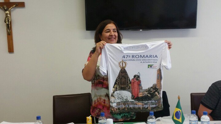 SSVPBRASIL's tweet photo. A presidente nacional da SSVP apresenta a camiseta oficial da Romaria dos Vicentinos a Aparecida 2017! Pedidos: https://t.co/nb7q8RXe3D https://t.co/pEp9DzSyJJ