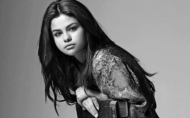 selgperu's tweet photo. RT | Selena Gomez x "Good For You" promotional photoshoot | 2015 😍🔥#Selenators #BestFanArmy #IHeartAwards https://t.co/5C0q1QwyJY