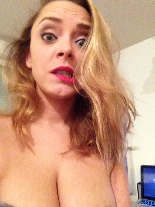 Bordel j'ai rien &agrave; me mettre #jeudemots https://t.co/IybKiFCvdd ---&agrave; 23h---at 3pm pst---@CamSodaLive<a href="/tag/jeudemots"class="tags">#jeudemots</a>