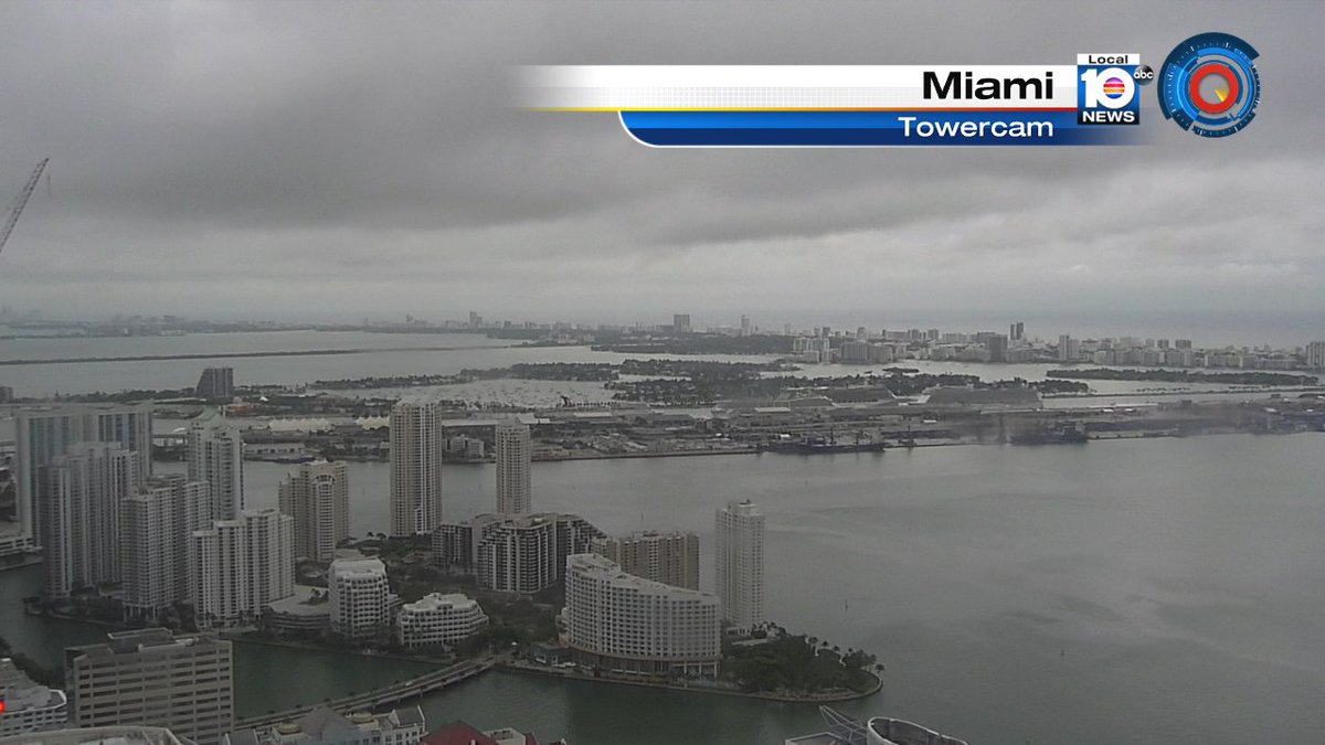 Live look through our Miami Tower Camera. @TrentAricTV says rain will move out, chilly weather moves in!!! https://t.co/IXUa2TKzcQ