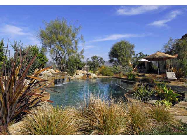 DesignerREstate's tweet image. Stunning 6BR 6B estate in #SanDiego! Equipped with an outdoor fireplace, waterfall, fountain, and a private rose garden! Price: $3.3 million