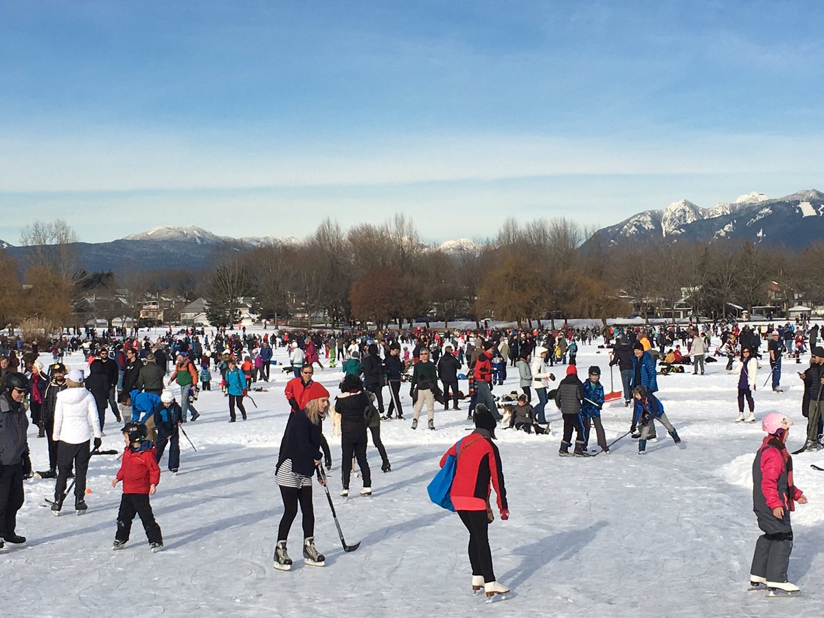 ted_morgan's tweet photo. @hockeynight Oudoor Classic going off at Vancouver's Trout Lake Park. Ice 9" thick. First time in 20 years! https://t.co/brQE1IphMU