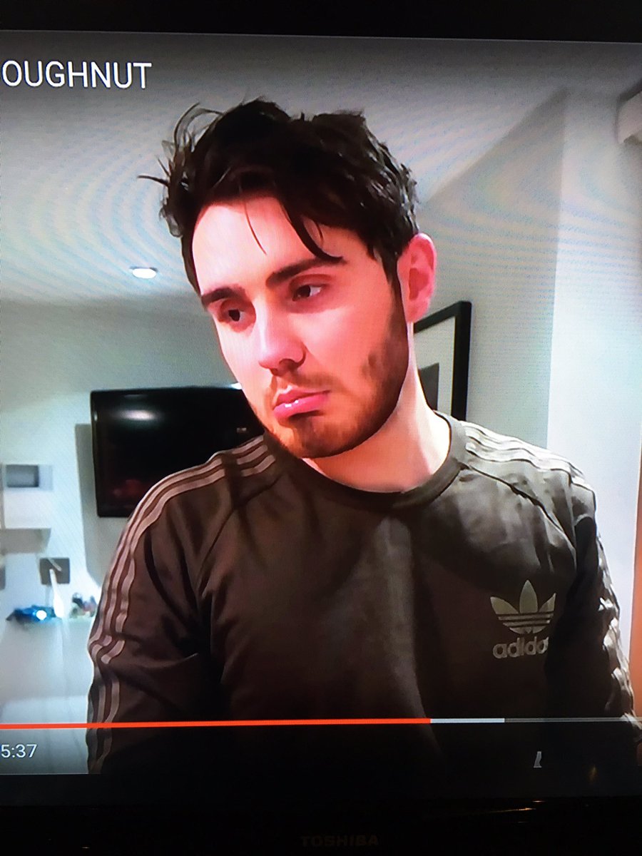 MonikkaSixx's tweet photo. The cutes face ever!!! 😂😂😂😂 @PointlessBlog #pointlessblog #chocolatefail https://t.co/6pqQmWcrWg