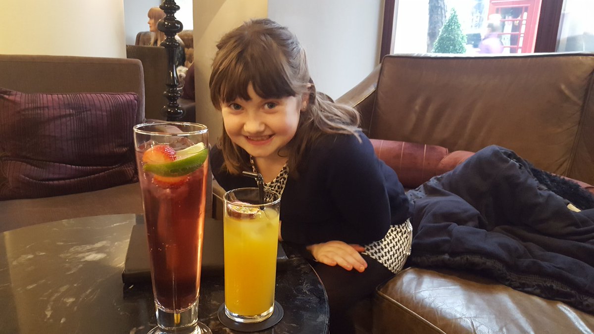 clare_singer's tweet photo. Pre show cocktails with my bestie https://t.co/456Tfne86l
