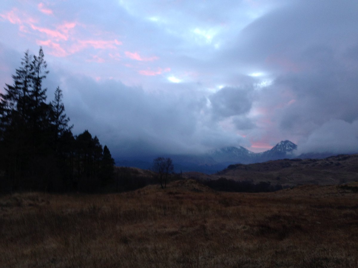 lauren_d_murray's tweet photo. My hideout over Hogmanay. Can I go back yet? #backtoreality #scotland #getoutside #sunset #endof2016 https://t.co/31GuEGFwAY