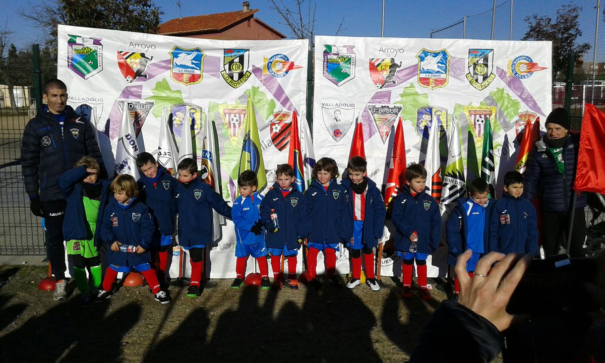 AtcoTordesillas's tweet photo. Los más peques de la casa se estrenaron hoy en el primer encuentro @uefval perfectamente organizado por @cfpegaso 😀😀 https://t.co/viiJVjhtQI
