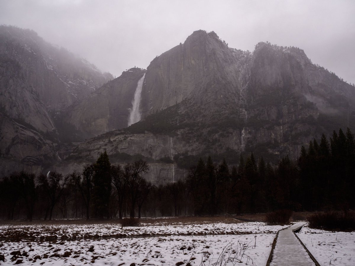 Yosemite Valley remains closed as we prepare for a flood, cresting at 18.4 feet tomorrow. Areas outside Valley are open.
#CAStorm #CAFlood