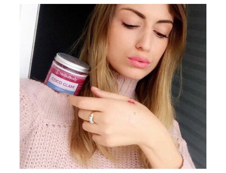 Shaunaevents's tweet photo. [@HelloBodyOff ] 

🎀 @elsa_dasc craque pour le gommage #CocoGlam de https://t.co/1l0QpJHhS6 ! Profitez de -10% avec le code ELSA 🎀 https://t.co/7hFxPO6md6