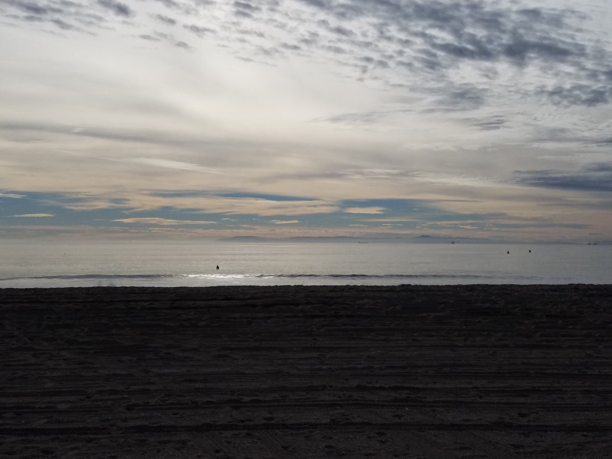 Gravy04662's tweet photo. Beautiful afternoon on Huntington Bch, looking towards Catalina. Great day😀 https://t.co/sl9WiVJIrj