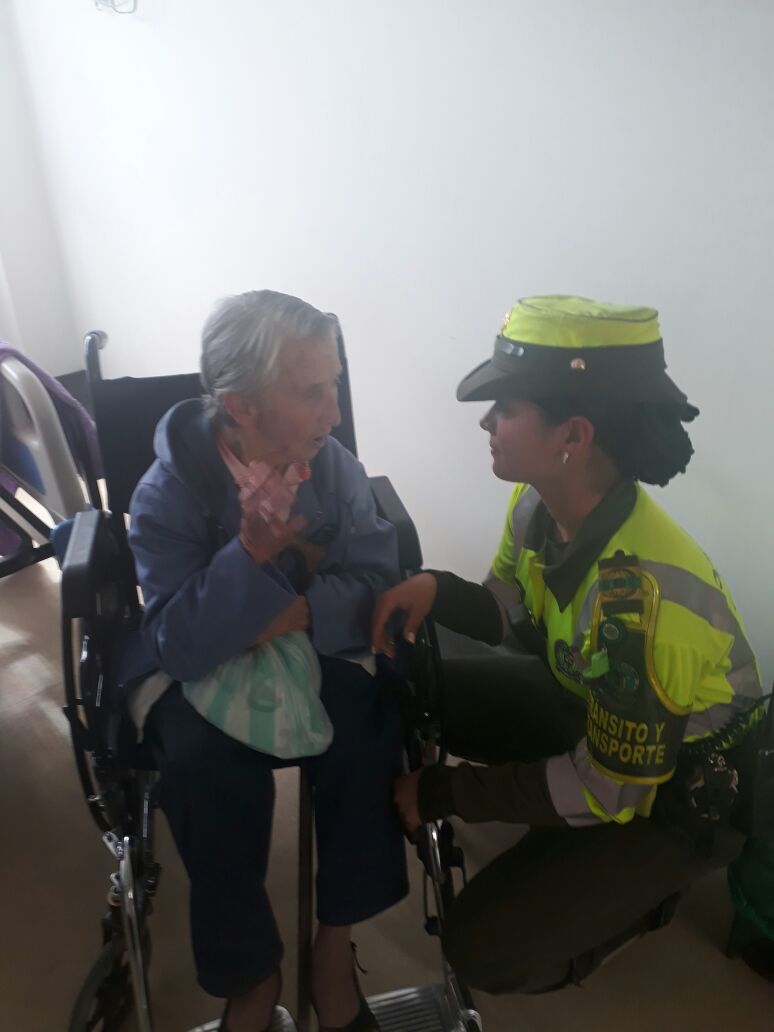 PoliciaColombia's tweet photo. Doña María, de 95 años se encontró como del cielo hoy con estos 2 angelitos verdes que la ayudaron a llegar a su destino ❤ #GraciasTotales https://t.co/K2CsDak7E9