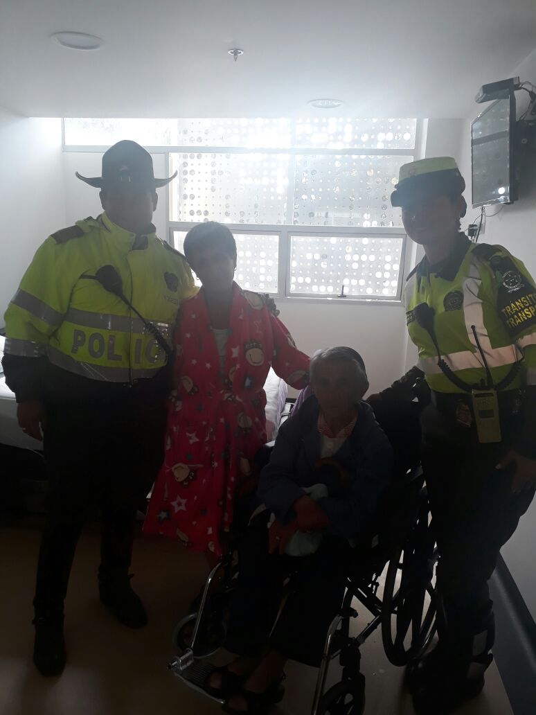 PoliciaColombia's tweet photo. Doña María, de 95 años se encontró como del cielo hoy con estos 2 angelitos verdes que la ayudaron a llegar a su destino ❤ #GraciasTotales https://t.co/K2CsDak7E9