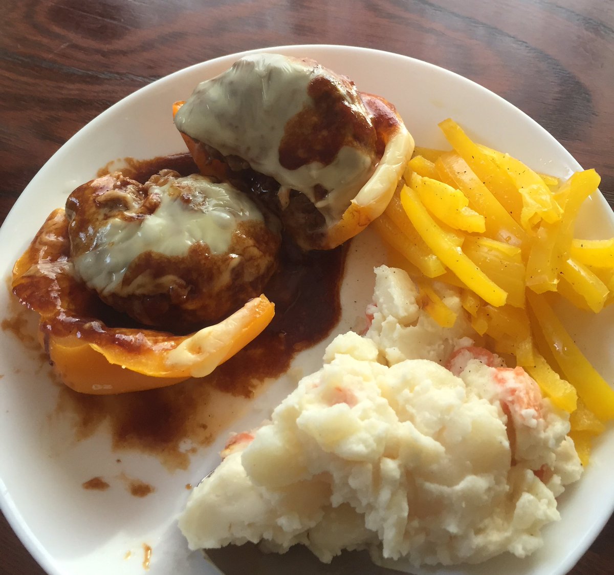 はち Harryさん案のパプリカのハンバーグ詰めチーズ焼きを作ってみました 器には黄色のパプリカ 使いたかったのに切り方間違えたから付け合わせにして オレンジのパプリカ使ってみたけど 普通に焼いて食べても美味しい あとポテトサラダも乗せてワン