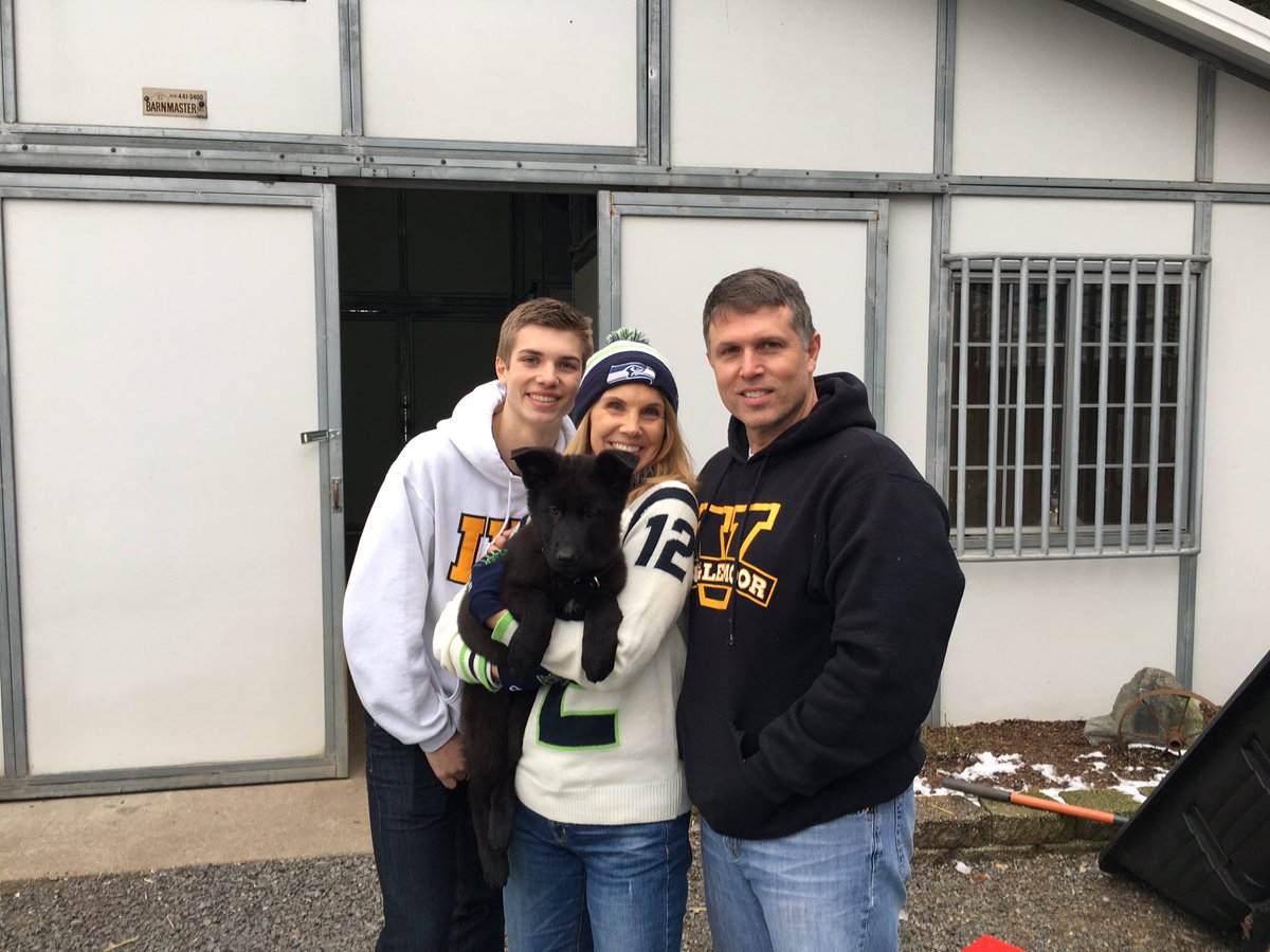 MichellMillman's tweet photo. Just a little trip to get this gem on @Seahawks game day!! #GermanShepherd #NeedName (it's a girl) ❤️🐶 #GoHawks https://t.co/1f9Y9ZUnfx