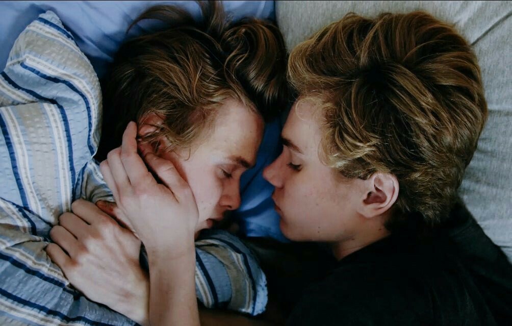 boutvseries's tweet photo. choose one bed scene https://t.co/3NjCVRCxCe