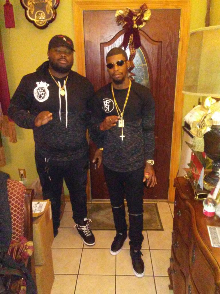 CullyF_5FF's tweet photo. B4 the show xmas night #FFR #Flyfamrecords @MR504_YF5 https://t.co/CgOInZnkMS
