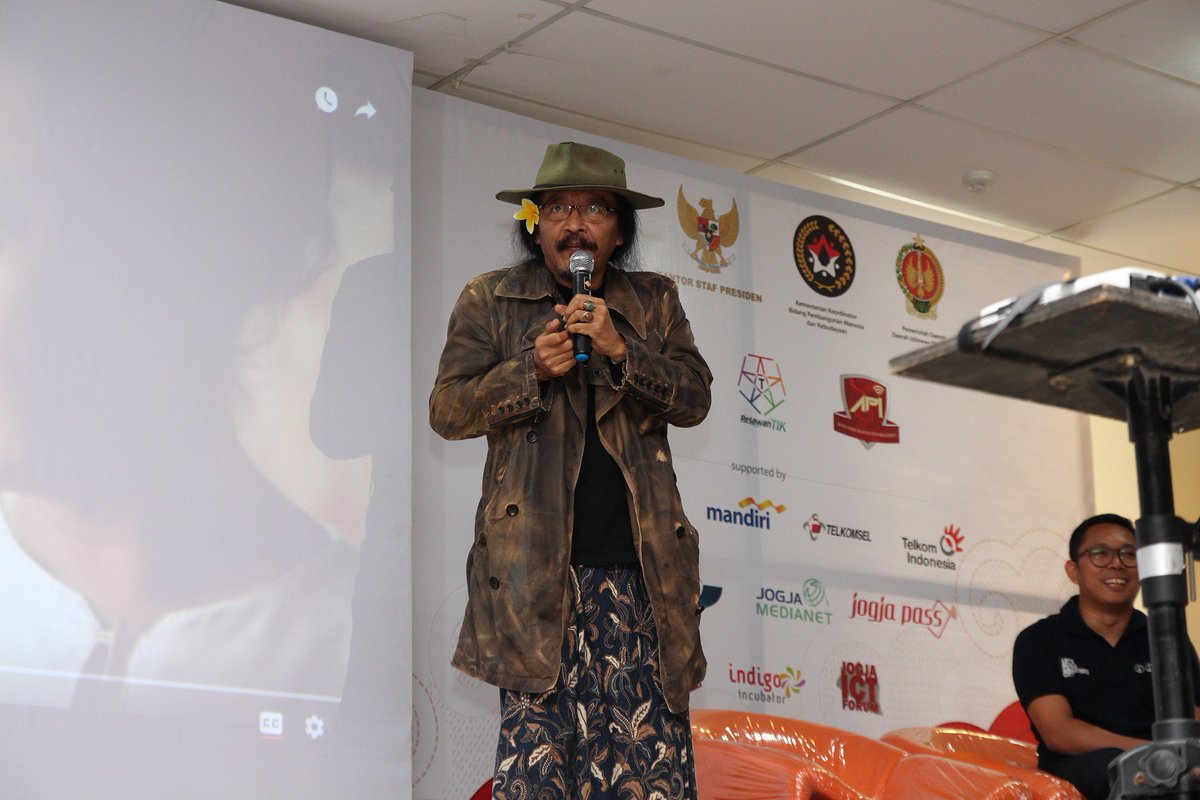 Babeh_Helmi's tweet photo. Saat di #Festik2016 Jogja, sarung dan jasmu, keren abis, Mbah @sudjiwotedjo. Mereknya apa ya? Beli di mana ya? ππ https://t.co/CslEIp5j1g