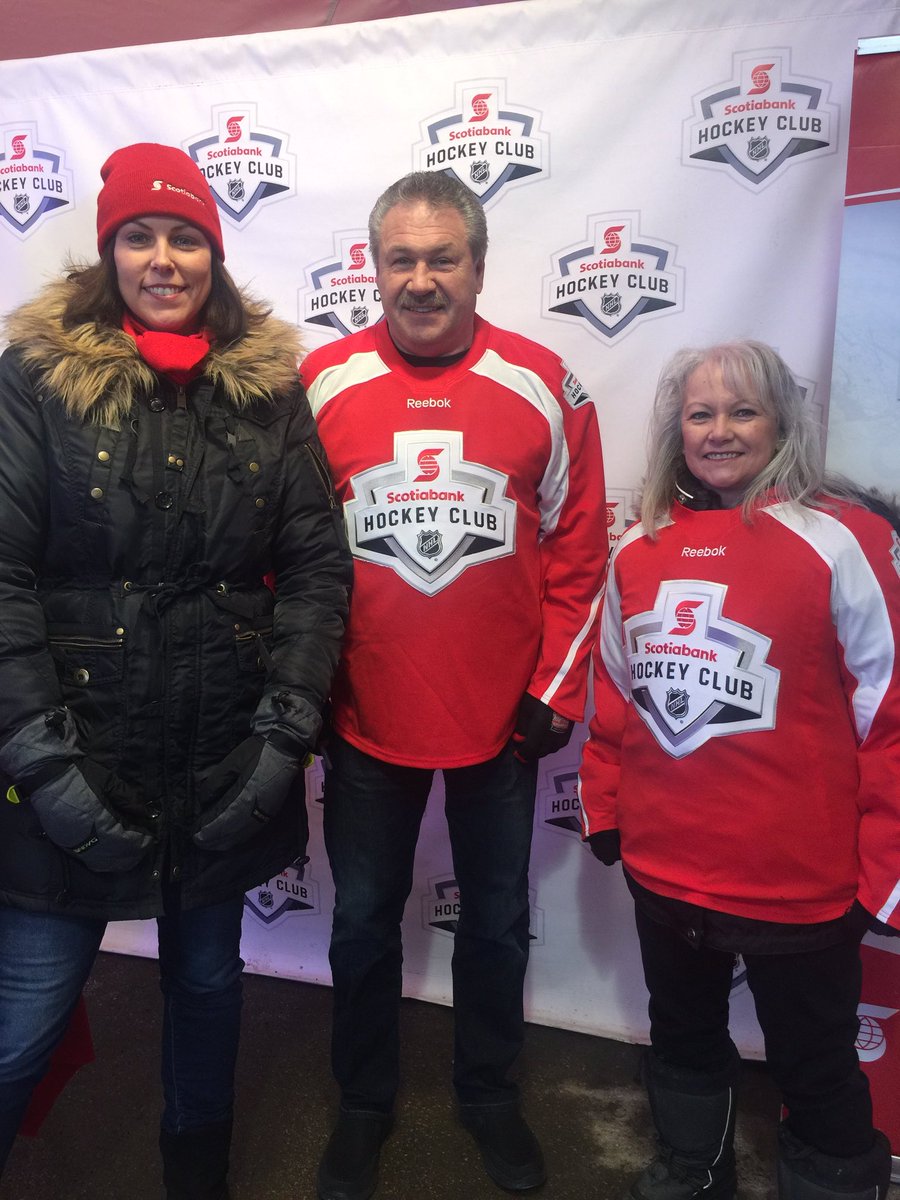 karenbirss's tweet image. Thinks I'm tall! #davidschultz with me and @scotiabank manager Kathy Carey @hometownhockey_ @CityofMooseJaw #coldfun