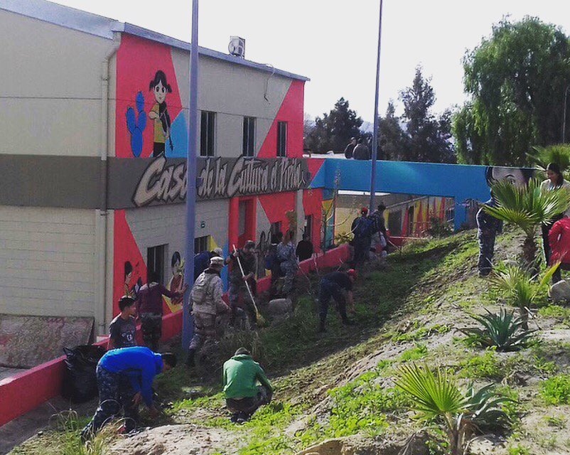 Jóvenes del Escuadrón Deportivo Juvenil ayudaron hoy a acondicionar para las lluvias las instalaciones de la Casa de Cultura el Pipila.