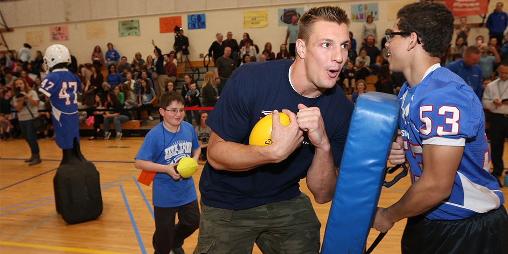 Patriots's tweet photo. RT to vote for @RobGronkowski in the Walter Payton Man of the Year Charity Challenge!

#GronkowskiWPMOYChallenge https://t.co/XFIWDiFYfn