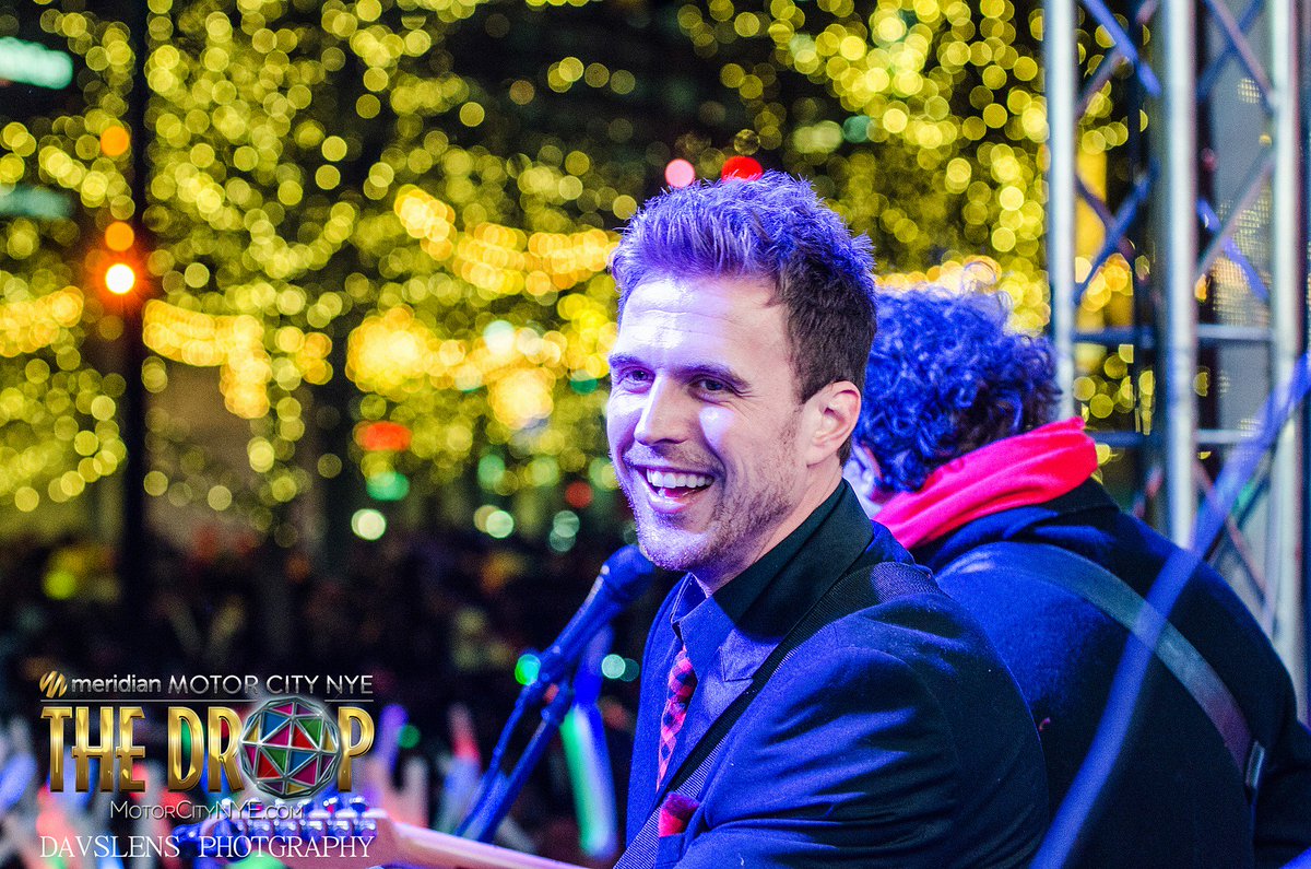 Davslens's tweet photo. Photo of @patomotown at The Drop in Campus Martius on New Years Eve
#TheDrop #PatoMotown #CampusMartius #Detroit #Motorcitynye #PureMichigan https://t.co/m0Rgj9zyq4
