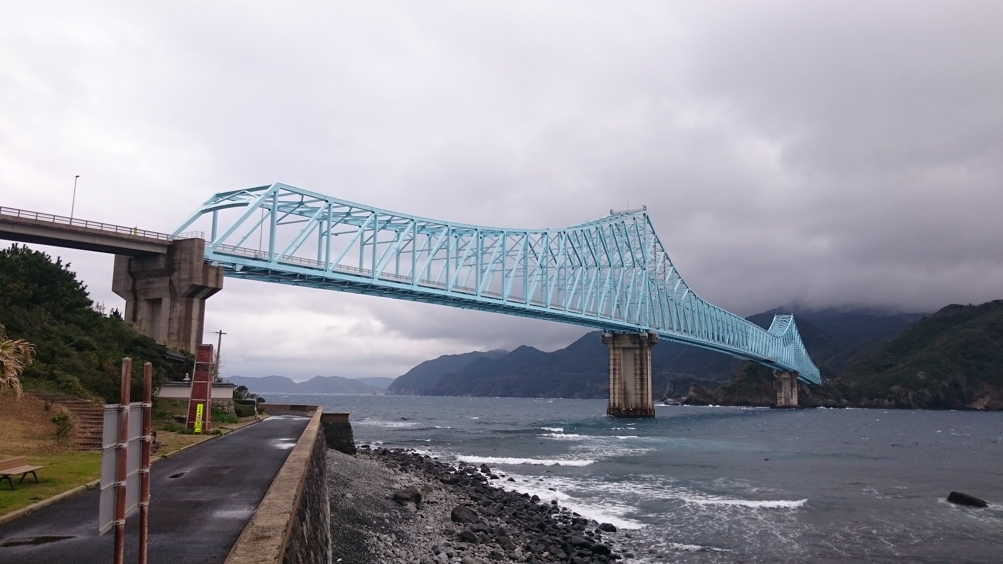 駒田修 今日は長崎県平戸市を放浪しています こちらは 平戸島と生月島を結ぶ生月大橋 1991年に田中賞を受賞したかなり巨大な下路式カンチレバートラス橋ですね 開通時中央の最大径間400mは3径間連続トラス橋としては世界最大規模 とwikipedia先生は 駒田修 今日は長崎県平戸市を放浪しています こちらは 平戸島と生月島を結ぶ生月大橋 1991年に田中賞を受賞したかなり巨大な下路式カンチレバートラス橋ですね 開通時中央の最大径間400mは3径間連続トラス橋としては世界最大規模 とwikipedia先生は