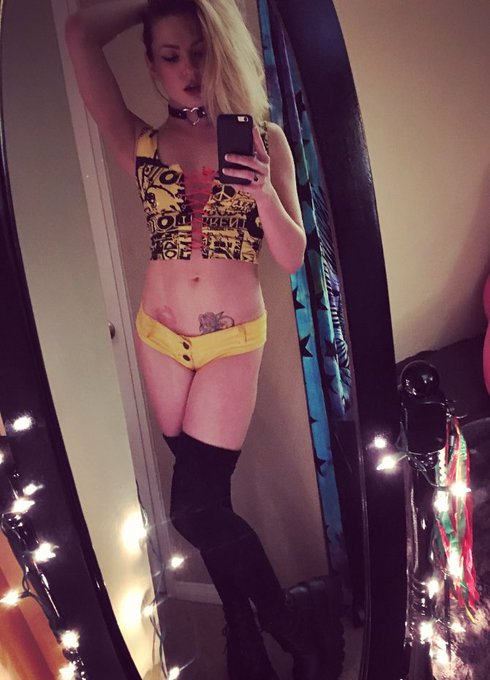 This is the 2nd time in 2017 that I'm wearing clothing that isn't black. Thank you for the outfit @DeepDirty