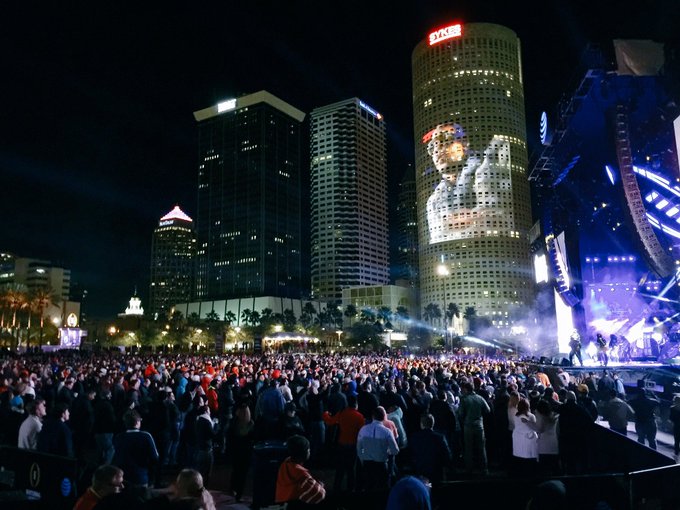 C1nczTxUkAEYX49.jpg:small