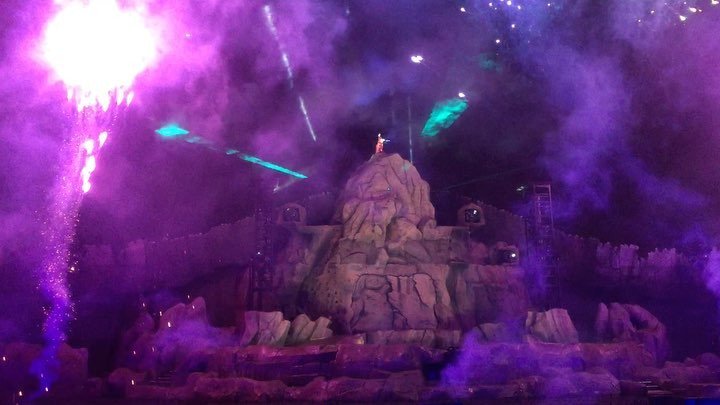 janelledorn's tweet photo. #Fantasmic #SomeImagination 🎆💥✨🔥 https://t.co/xmOZ86ajHv https://t.co/nI50UDNdOG