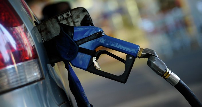 ConElMazoDando's tweet photo. ¿Bolívares sí? Colombia cierra paso de carros a Venezuela, no permite compra de gasolina https://t.co/Td3kxBihjh https://t.co/oWd6wwtiph