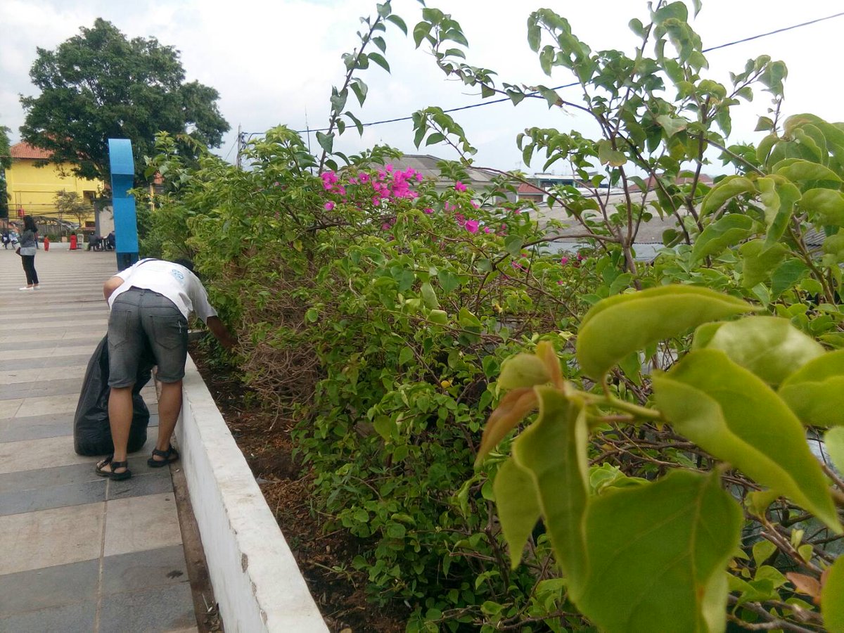 Pagi ceria teman2 di <a href="/Ujungberung_Kec/">Kec.Ujungberung</a> kita bebersih di #Alun2Uber ya, #MingguPertama #GerakanPungutSampah @pdkebersihanbdg <a href="/sekitarbdg_/">Sekitar Bandung</a>