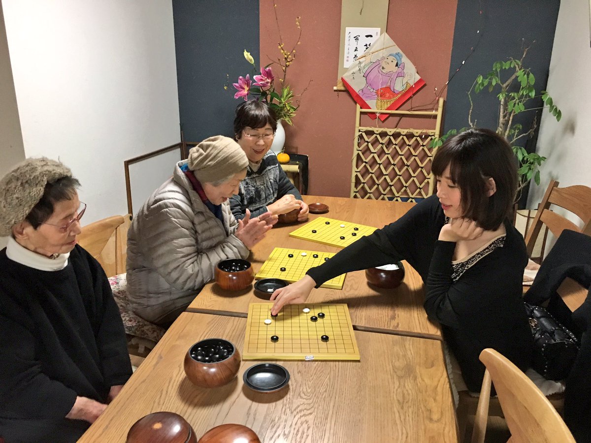 igo_Yimin's tweet photo. 今日は13路盤の指導碁✨
真ん中に座っている方は、
なんと、、
92歳！！しかも一年前より強くなってます！！
自分もそういう年になった時、囲碁いっぱい打てたらいいなぁ~😉✨ https://t.co/KA7rQDaK7j