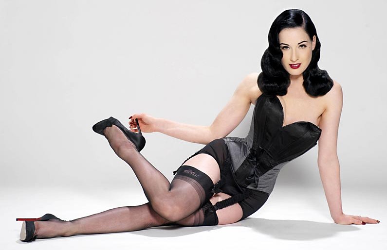 Tight_Lacing's tweet photo. Dita Von Teese é tipo a Musa/Diva/Rainha quando se fala em Tight Lacing. Ela é tipo a Madonna do tight lacing! https://t.co/jYDLqjJRug